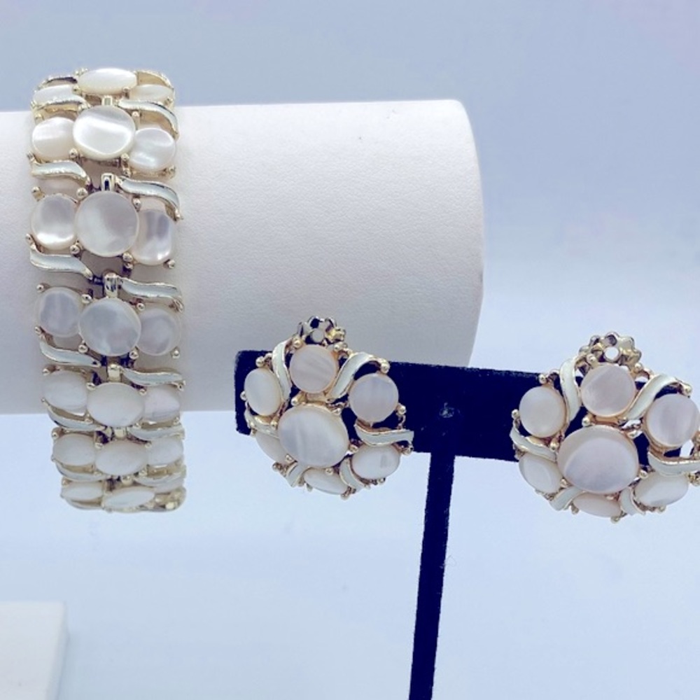 Vintage Mother Of Pearl Disc Set In Gold Tone Metal. Bracelet And Earrings